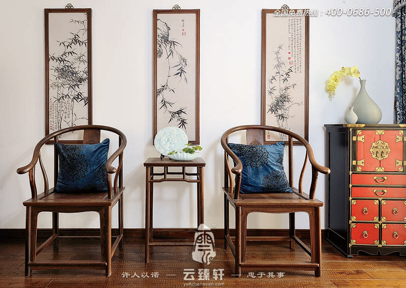 兩把明式椅子的擺放,墻上的水墨竹子畫(huà)