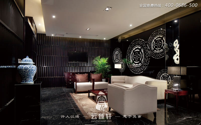 會(huì)所由內(nèi)而外地散發(fā)出傳統(tǒng)的高雅新中式設(shè)計(jì)風(fēng)格