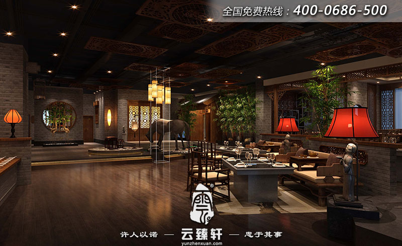 整個餐廳的裝飾顏色統(tǒng)一,色彩以沉穩(wěn)的深色系為主