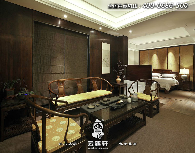 臥室里的小會(huì)客廳擺放的茶桌椅整體色調(diào)溫潤(rùn)、自然